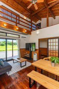 sala de estar con mesa y sofá en 奄美大島の一棟貸切のヴィラAmalog アマログ en Akaogi