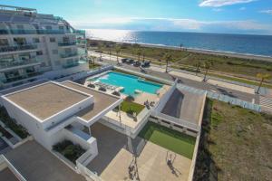 an overhead view of a swimming pool next to the beach at Ático frontal al mar en Duna Beach con vistas in Torrox Costa
