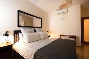 um quarto com uma cama e um espelho grande na parede em Brand new listing located just off Sliema seafront em Sliema