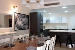 uma cozinha com uma mesa com copos de vinho em Brand new listing located just off Sliema seafront em Sliema
