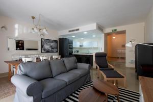 uma sala de estar com um sofá e uma cozinha em Brand new listing located just off Sliema seafront em Sliema