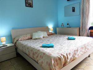 een slaapkamer met een bed met twee handdoeken erop bij Via Pisa in Riposto