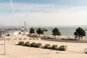 Blick auf einen Yachthafen mit Booten im Wasser in der Unterkunft Ferienwohnung Smaland in Schilksee