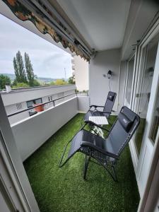 een balkon met twee stoelen en een tafel bij Ferienwohnung Sakowski in Lörrach