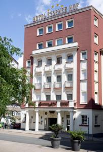 エッセンにあるHotel Essener Hof; Sure Hotel Collection by Best Westernのホテルの上に看板があります。