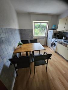 een keuken met een tafel en stoelen in een kamer bij Ferienwohnung Sakowski in Lörrach +29 foto's