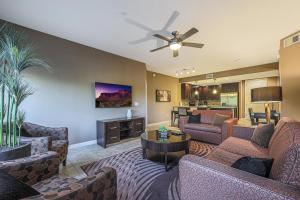 - un salon avec des canapés et un ventilateur de plafond dans l'établissement Villa Toscana condo, à Phoenix