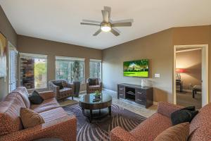 - un salon avec un canapé et une télévision dans l'établissement Villa Toscana condo, à Phoenix