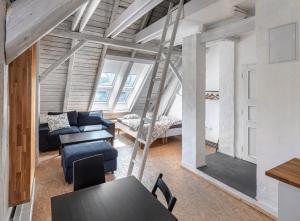 Apartamento tipo loft con escalera y sala de estar. en Tiny House, podkrovní apartmán a apartmán s výhledem do zahrady, en Ostrava