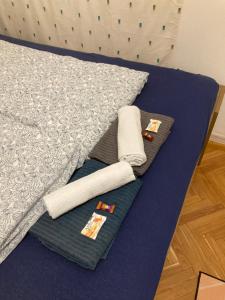 1 cama con 2 almohadas y toallas en Jewelry Box in Central Budapest, en Budapest