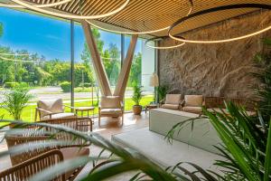 sala de estar con sofá y sillas en REED Luxury Hotel by Balaton en Siófok