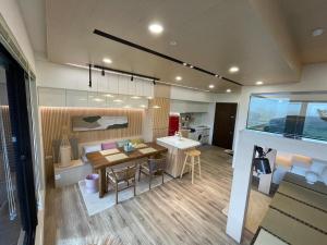 A cozinha ou kitchenette de 浮雲投影海景溫泉
