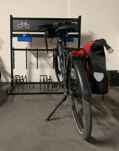 uma bicicleta estacionada numa garagem ao lado de um suporte para bicicletas em SORAT Hotel Cottbus em Cottbus