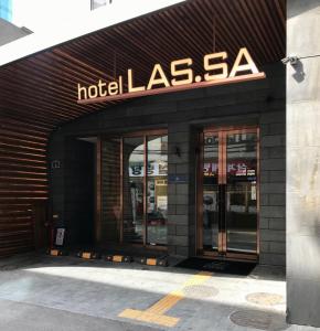 ソウルにあるHotel Lassaのホテルの建物(標識付)