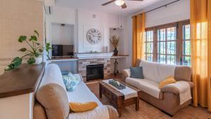 Casa Amelia Competa by Ruralidays في كومبيتا: غرفة معيشة مع أريكة ومدفأة