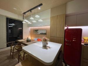 A cozinha ou kitchenette de 浮雲投影海景溫泉