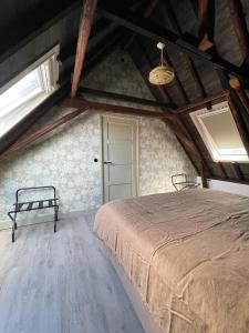 1 dormitorio con 1 cama grande en el ático en B&B Hoogstraat, en Dokkum