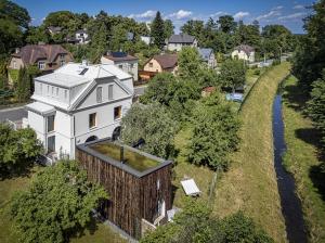 una vista aérea de una casa blanca con techo en Tiny House, podkrovní apartmán a apartmán s výhledem do zahrady, en Ostrava