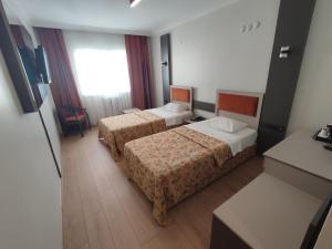 pokój hotelowy z 2 łóżkami i oknem w obiekcie GRAND KENT OTEL w mieście Bilecik
