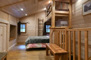 ヴァロルシーヌにあるLes Posettes, appartement Le Sizeray - Mont Blancのログキャビン内のベッドルーム(ベッド1台付)と階段