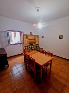 ein Wohnzimmer mit einem Holztisch und Stühlen in der Unterkunft HERVEME AGAETE in Agaete