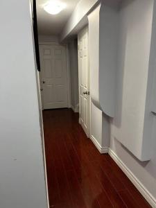 1 bedroom apartment w/Wifi and private entrance TV 또는 엔터테인먼트 센터