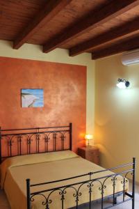 Un pat sau paturi într-o cameră la Camere A Chiazza Realmonte