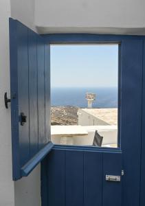 una puerta azul con vistas al océano en Josephine's Kardiani House, en Kardhianí