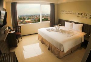 Postel nebo postele na pokoji v ubytování MK Hotel Jakarta + 1 fotografie