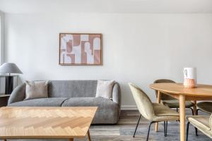 Χώρος καθιστικού στο Midtown West 2br w doorman gym wd nr Times Sq NYC-1068