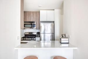 Dapur atau dapur kecil di Midtown West 2br w doorman gym wd nr Times Sq NYC-1068