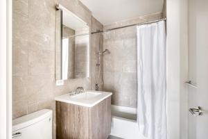 Ένα μπάνιο στο Midtown West 2br w doorman gym wd nr Times Sq NYC-1068 +31 φωτογραφίες