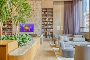 Χώρος καθιστικού στο Midtown West 2br w doorman gym wd nr Times Sq NYC-1068