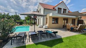 Bazén v ubytování Velence Lakeside Pool House nebo v jeho okolí