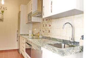 cocina con encimera de mármol y fregadero en Apartamento La Boheme, en Conil de la Frontera