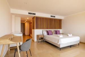 Postel nebo postele na pokoji v ubytování Villa Luna Suites + 37 fotografií