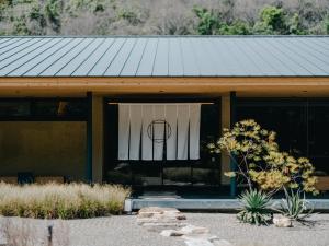 Naoshima Ryokan Roka外面的花园