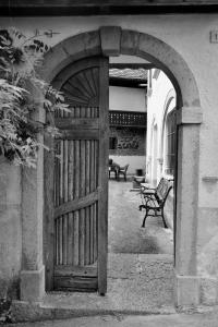 un ingresso a un edificio con porta in legno di Casa di Carla a Lauco