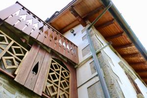 um edifício com uma porta de madeira ao lado em Casa di Carla em Lauco