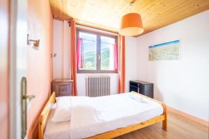 Tempat tidur dalam kamar di Cabana & Le Chalet de Saint-Jean