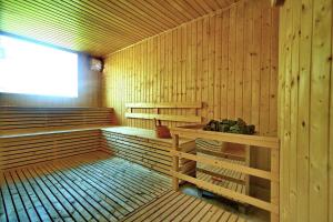 an empty sauna with wooden walls and a window at Vannee Golden Sands Beachfront Resort in Haad Rin