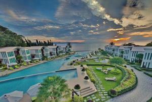 an aerial view of a resort with a swimming pool at Vannee Golden Sands Beachfront Resort in Haad Rin