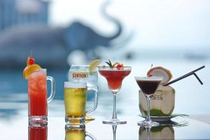 a group of drinks on a table at Vannee Golden Sands Beachfront Resort in Haad Rin