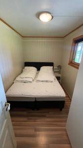 une chambre avec un lit dans une petite pièce dans l'établissement EG Apartment, à Leknes