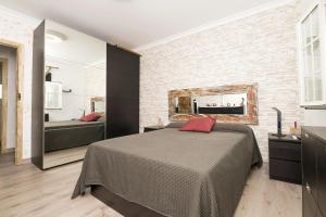 um quarto com uma cama e uma parede de tijolos em Casa Sarco em San Fernando
