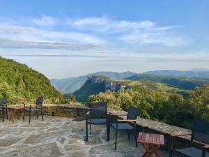 eine Gruppe von Stühlen und Tischen auf einem Berg in der Unterkunft Masia Santa Llúcia in Rupit