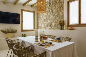 a dining room with a white table and chairs at Cortijo Boutique Siete Calas in Rodalquilar