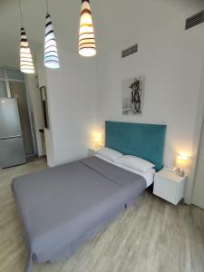 1 dormitorio con 1 cama grande y 2 luces en Altozano Room I, Estudió, centro de Málaga, GayFriendly, Wi-Fi gratis en Málaga