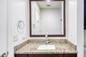 Vannituba majutusasutuses Downtown 1br w gym deck wd nr 6th St bars ATX-20 +26 fotot