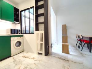 - une cuisine avec lave-linge et sèche-linge dans la chambre dans l'établissement GARDEN LEVEL nearby beach, à Nice